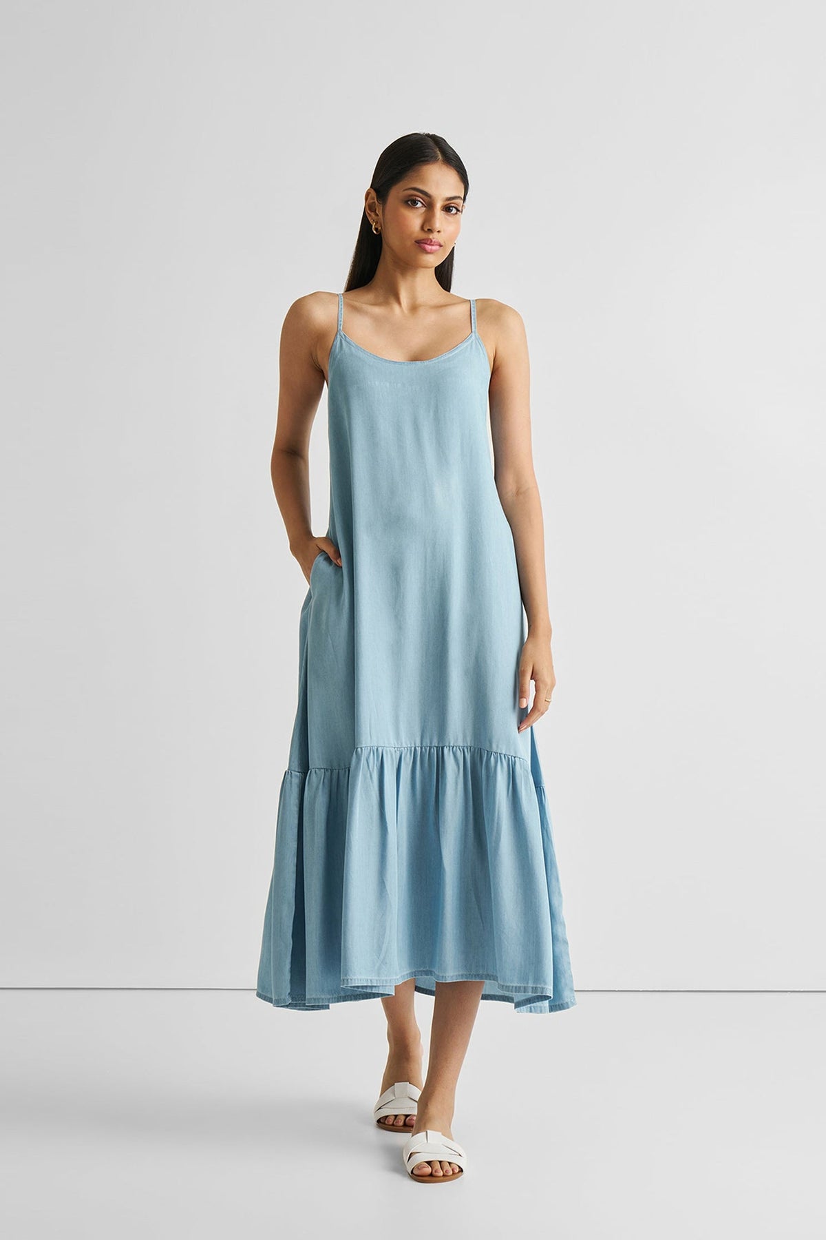 Fließendes Maxikleid aus blauem Denim