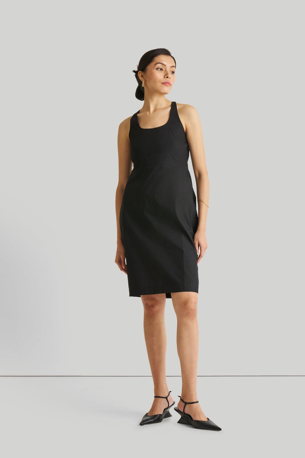 Kleid – tailliert, knielang, Schwarz