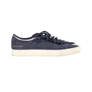 Common Projects Achilles Low Summer Edition perforierte Sneaker aus marineblauem Nubuk-Veloursleder
