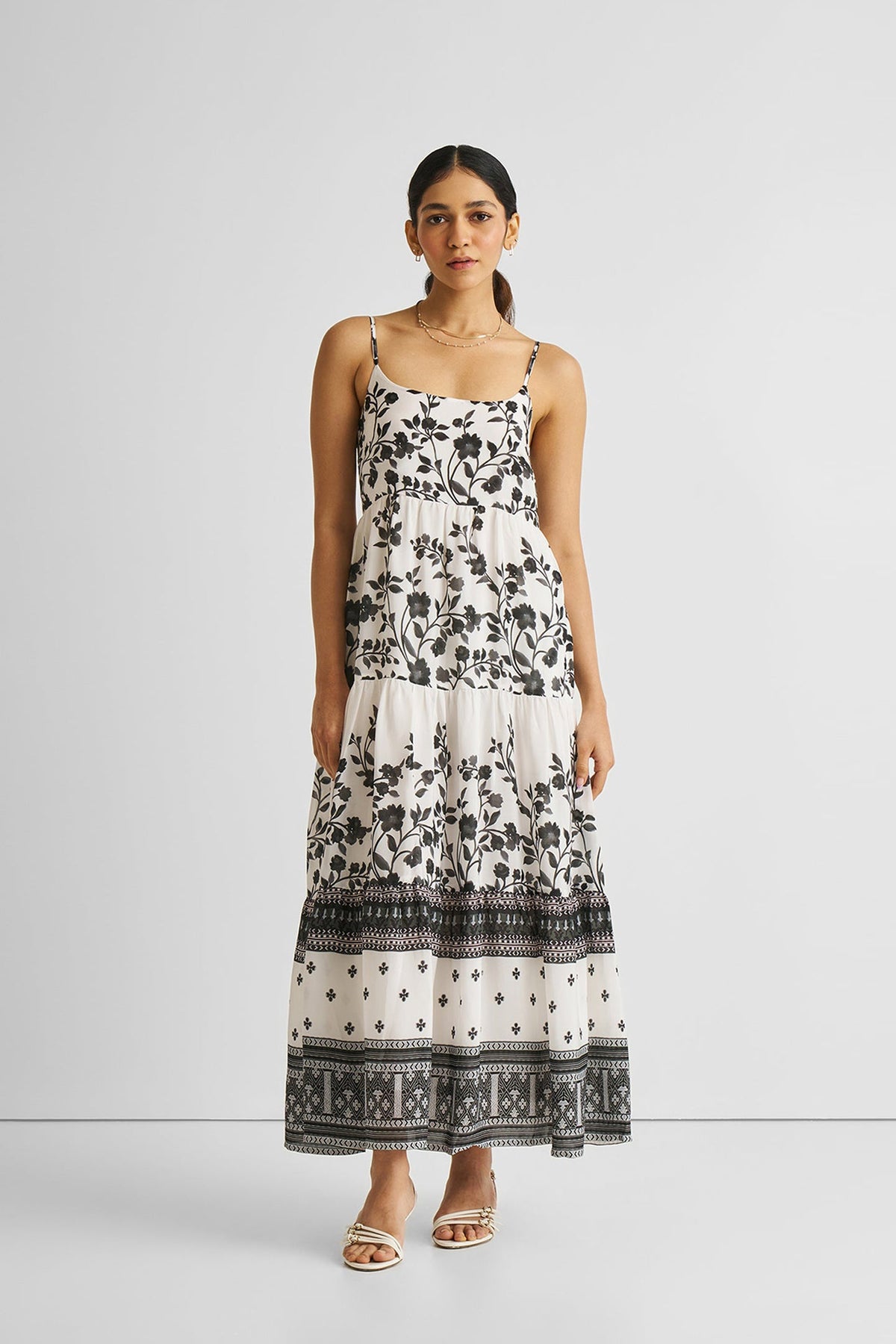 Gestuftes Maxikleid mit Trägern und Blumenmuster