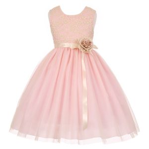 Rosa Blumenmädchenkleid aus Spitze und Tüll mit Satinbindegürtel und Blumenanstecker, Größen 2–6