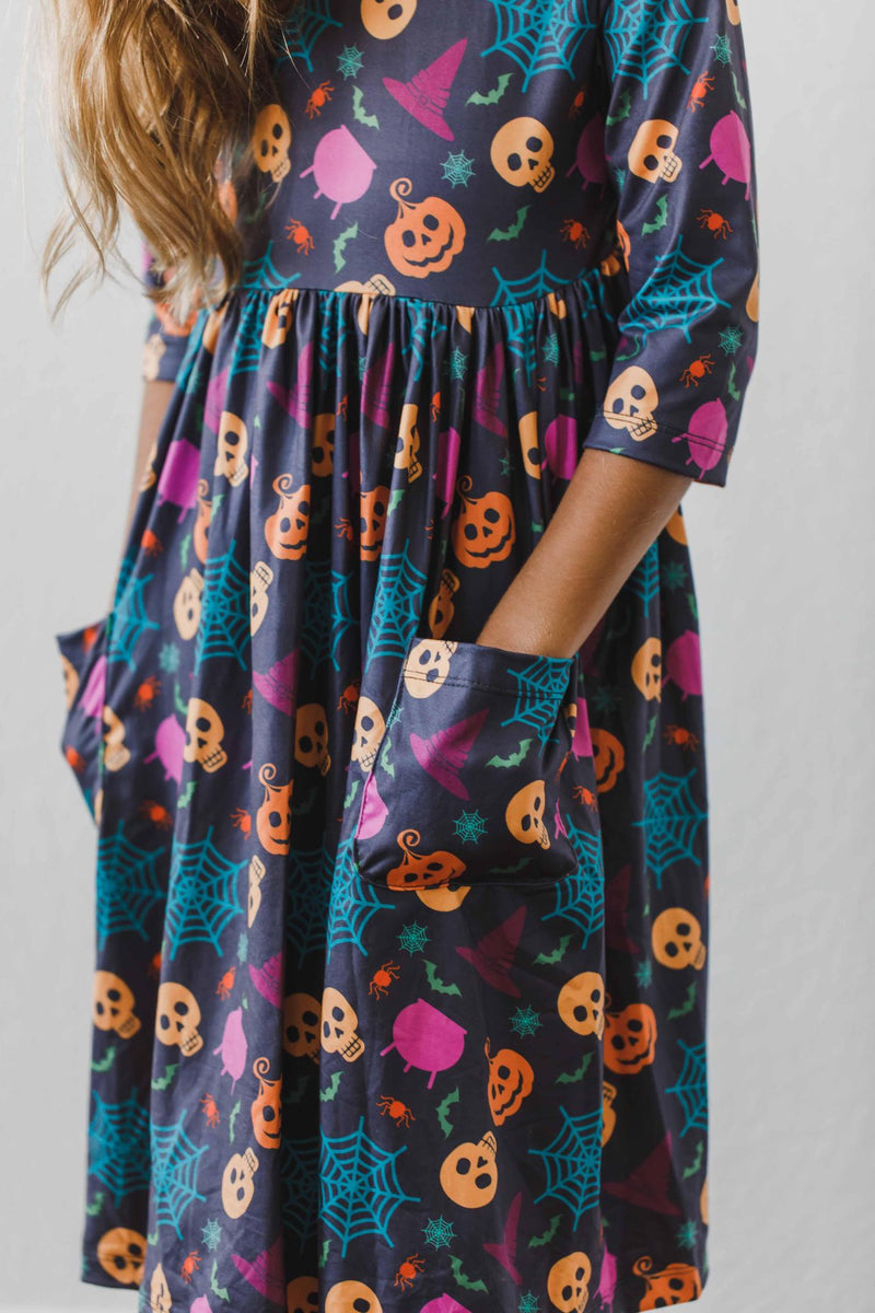 Skeleton Web Kleid mit schwingendem Rock – 3/4-Ärmel, Taschen