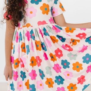 Retro Kleid mit schwingendem Rock – Blumenmuster, Taschen, Kurzarm