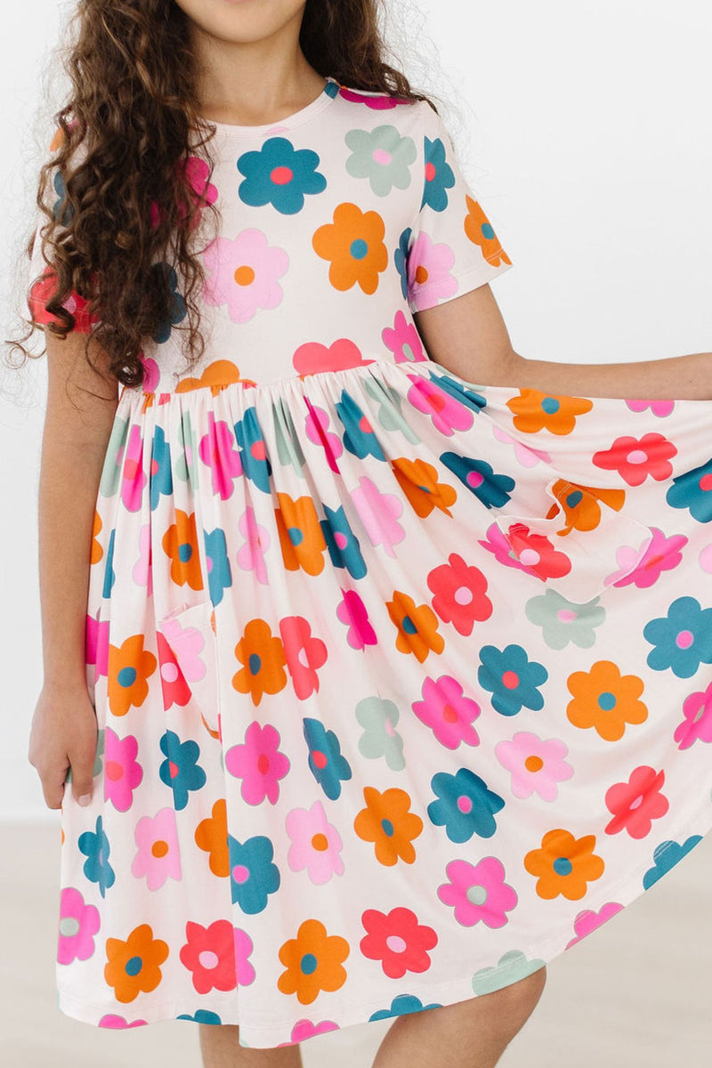 Retro Kleid mit schwingendem Rock – Blumenmuster, Taschen, Kurzarm