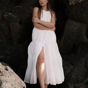 Ärmelloses gestuftes Maxikleid mit Stickerei