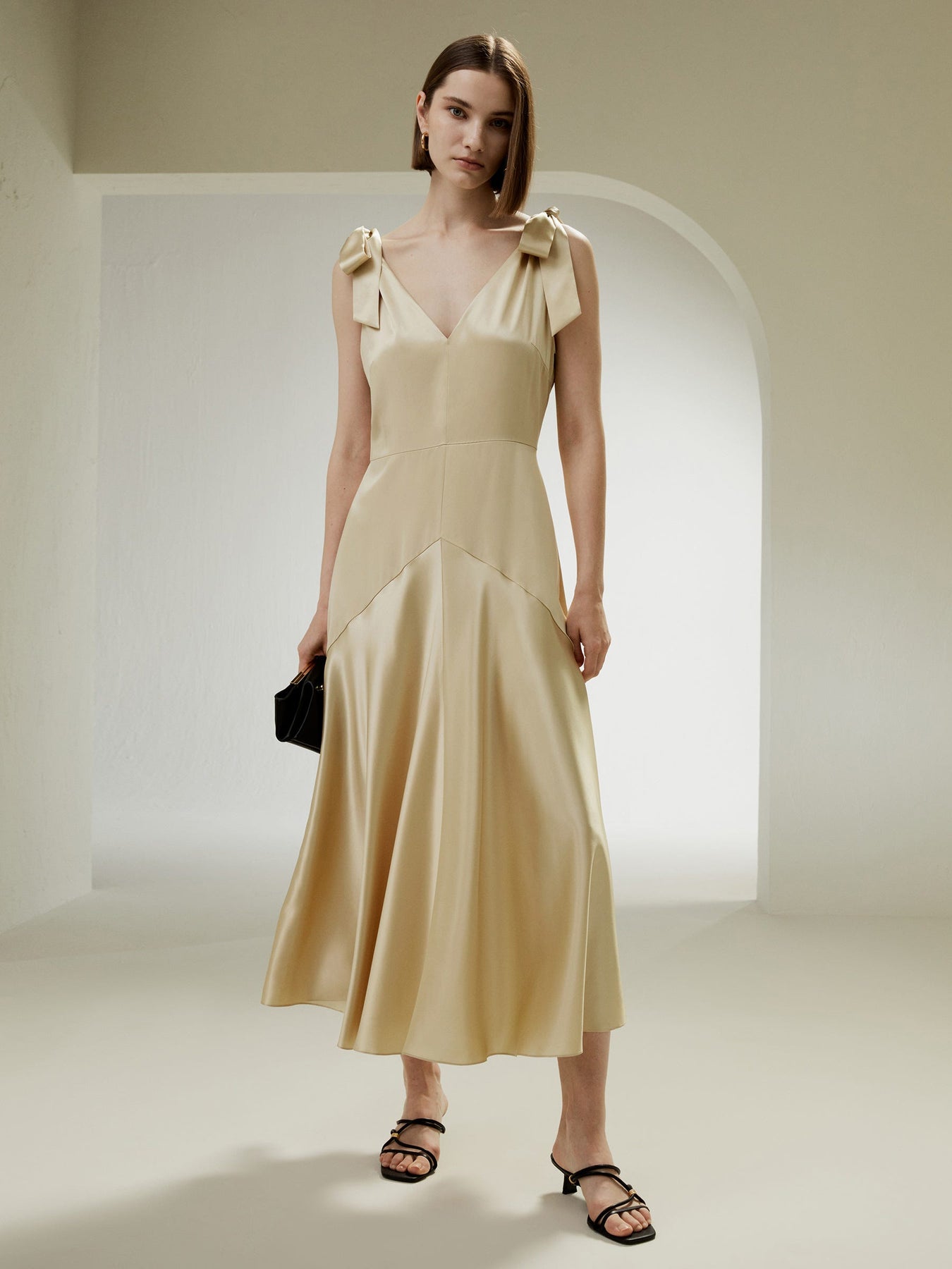 Cut-Out Kleid – stark glänzend, Seide, Maxi-Länge
