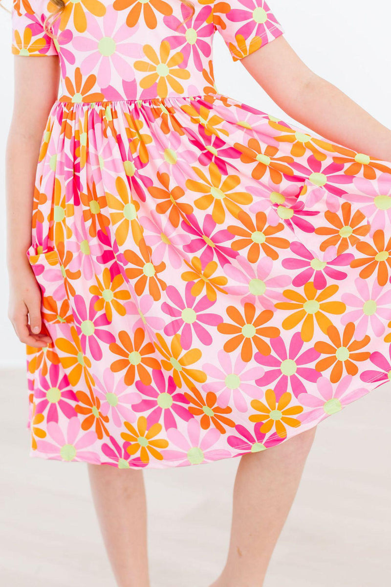Retro Daisies Kleid mit schwingendem Rock – Taschen, Kurzarm