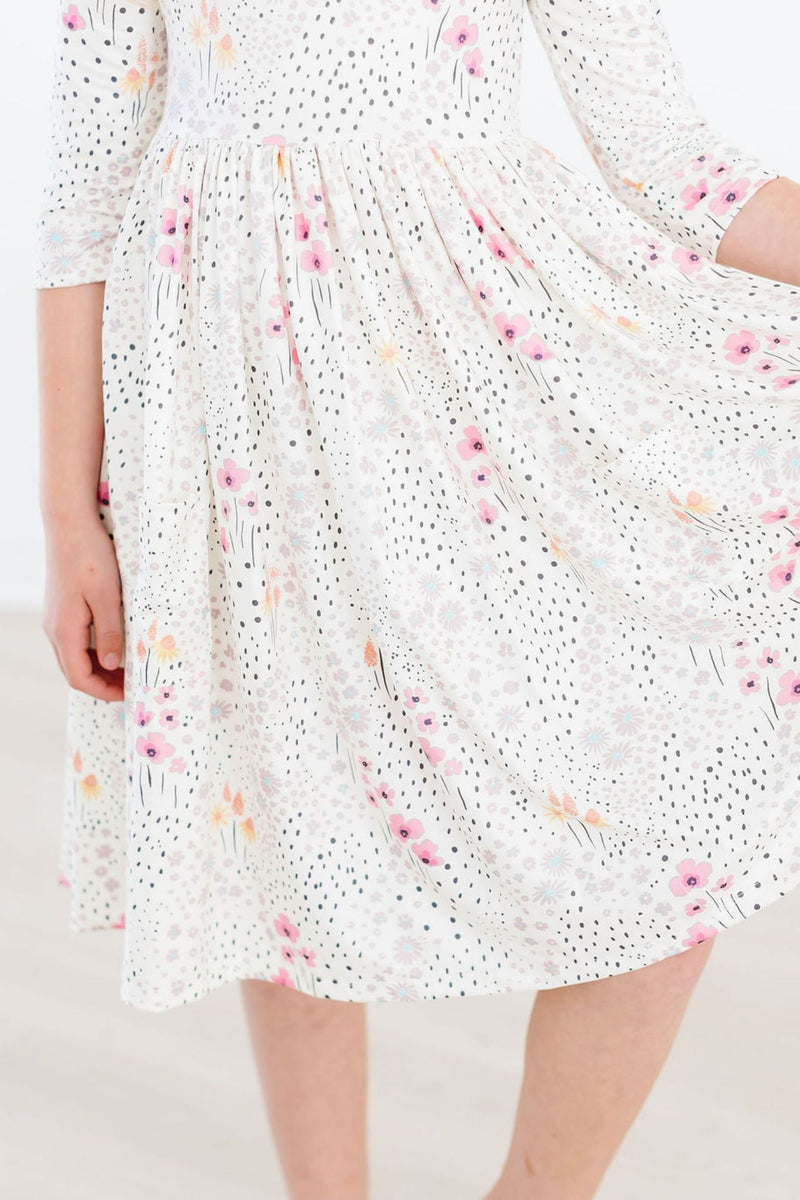 Whimsical Wildflowers Kleid mit schwingendem Rock – 3/4-Ärmel, Taschen