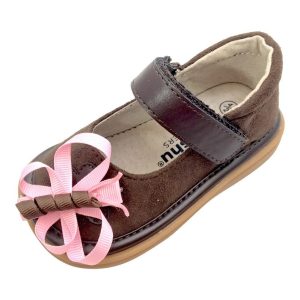Mooshu Trainers Baby-Mädchen-Mary-Jane-Schuhe aus schokoladenbraunem Veloursleder mit Quietschfunktion, Größen 3–4
