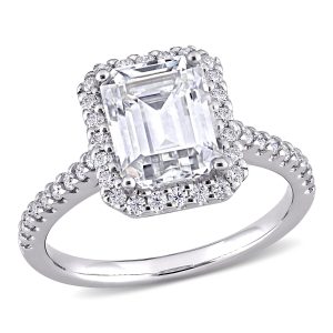 Mimi & Max Halo-Verlobungsring aus 10-karätigem Weißgold mit synthetischem Moissanit im Smaragdschliff – 2 7/8 ct DEW