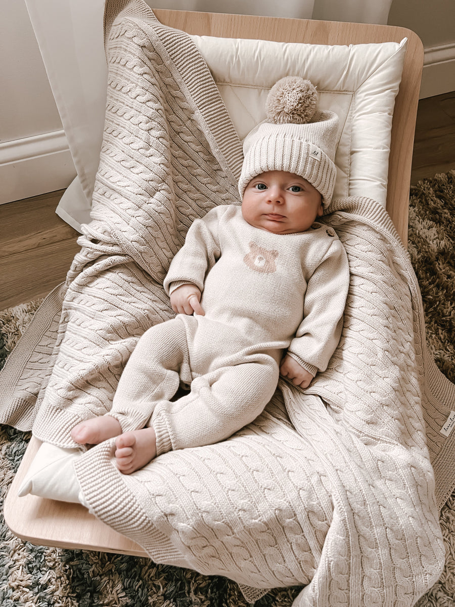 Luna + Luca Babydecke mit Zopfstrickmuster – Beige