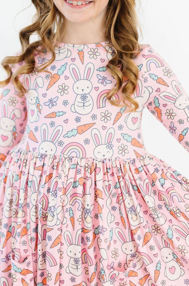 Springtime Bunnies Kleid mit schwingendem Rock – 3/4-Ärmel, Taschen