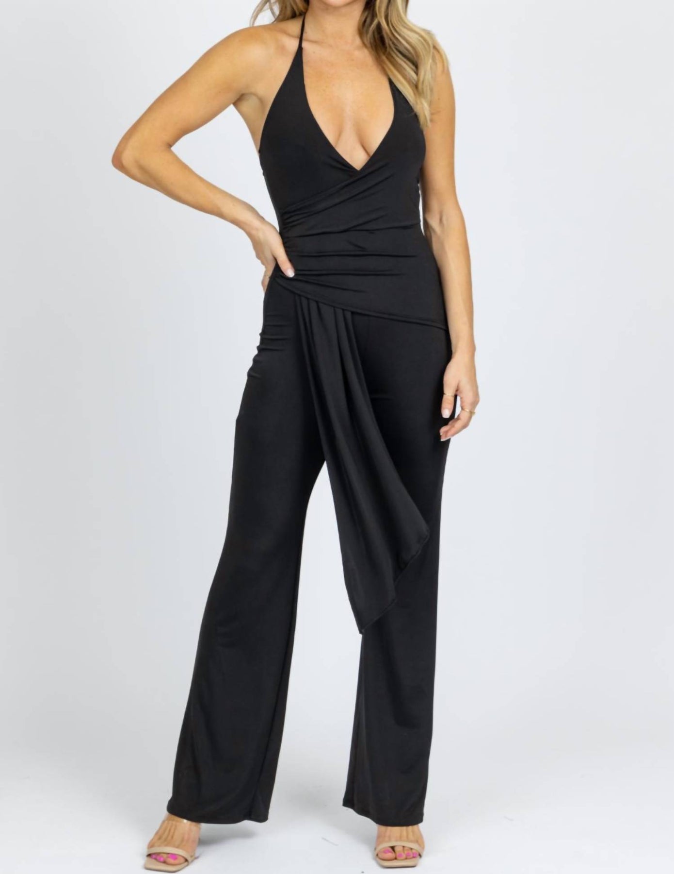 Neckholder-Jumpsuit mit geraffter Vorderseite in Schwarz