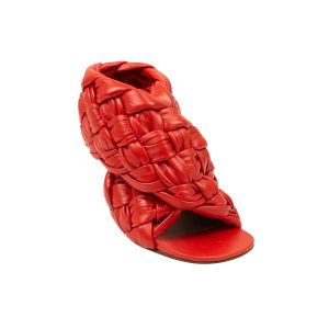 Bottega Veneta Leder-Clutchtasche mit gedrehtem Knotengriff in Eggnog