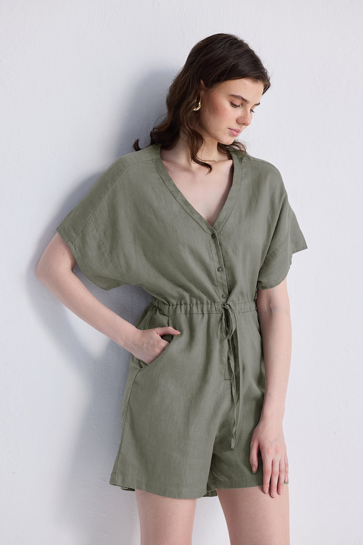 Kurzer Jumpsuit mit V-Ausschnitt und Tunnelzug – Dunkelgrün
