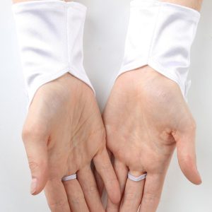 Weiße Mädchen-Satinhandschuhe mit geschwungener Spitze, Perlen und Pailletten für Kommunion und Blumenmädchen
