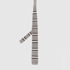 Brunello Cucinelli gestrickte Herrenkrawatte aus Baumwoll-Leinen-Mischung mit Streifen in Grau, Marineblau und Weiß