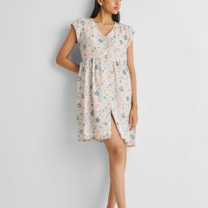 Kurzes Kleid mit Blumenmuster und Flügelärmeln
