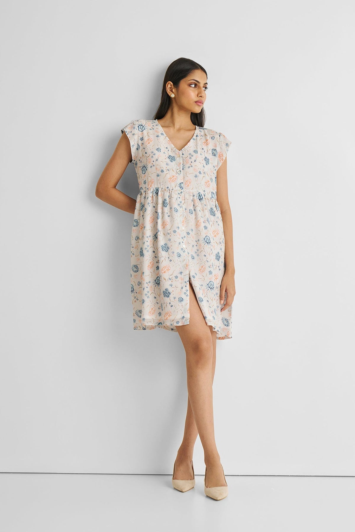 Kurzes Kleid mit Blumenmuster und Flügelärmeln