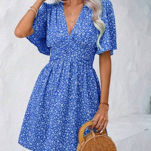 Bedrucktes Minikleid mit V-Ausschnitt und halblangen Ärmeln