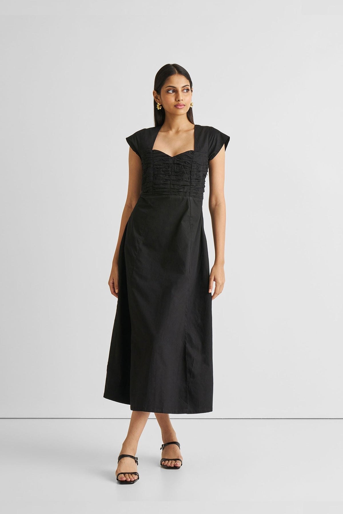 Gerafftes Kleid mit Frontschlitz – Schwarz