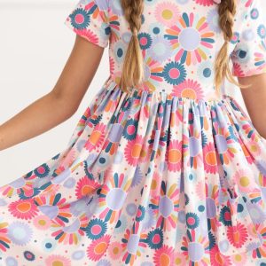 Keep Growing Kleid mit schwingendem Rock – Taschen, Kurzarm