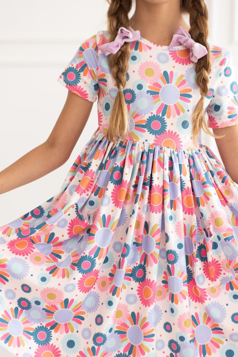 Keep Growing Kleid mit schwingendem Rock – Taschen, Kurzarm