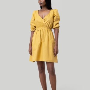 Kurzes gerafftes Kleid mit ellbogenlangen Ärmeln – Senfgelb