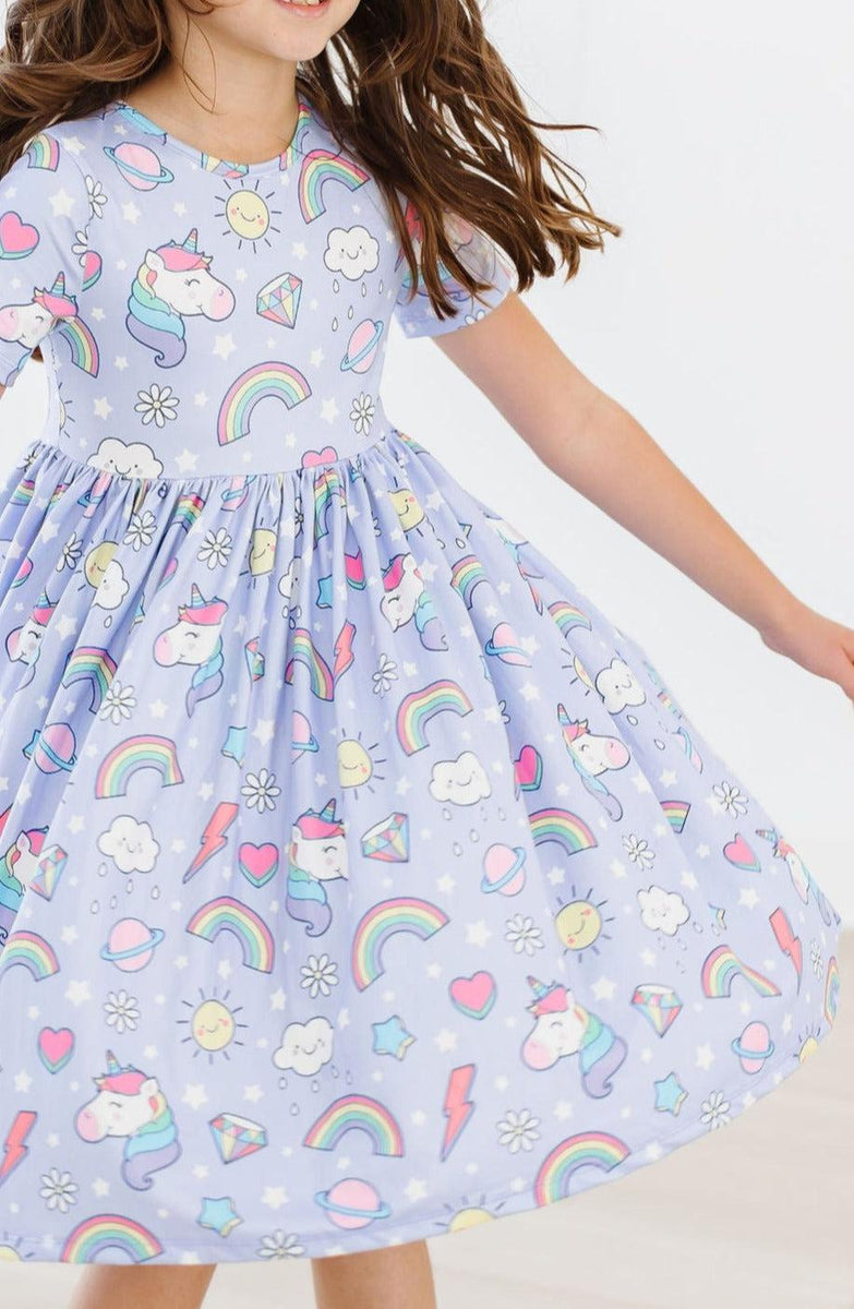 Galactic Unicorns Kleid mit schwingendem Rock – Kurzarm