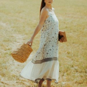 Fließendes Maxikleid mit schwarzem Blumenmuster