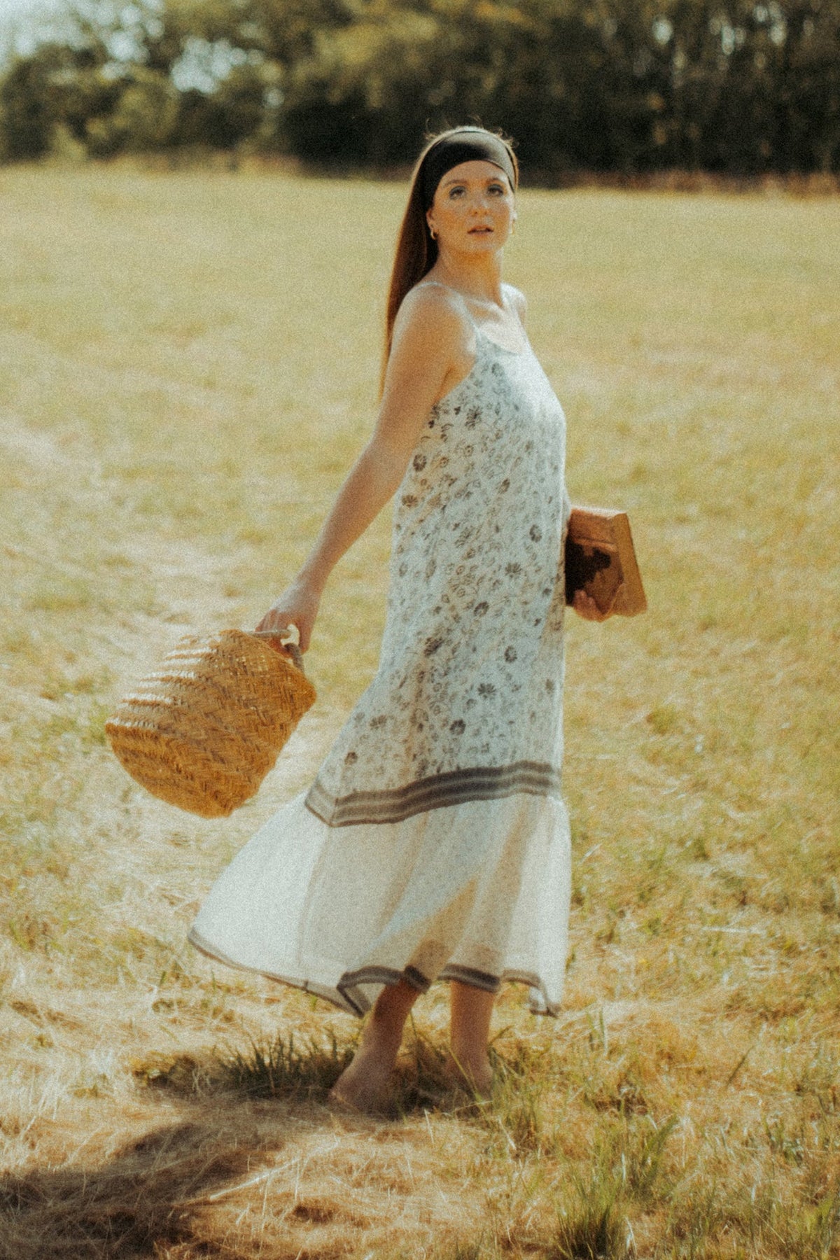Fließendes Maxikleid mit schwarzem Blumenmuster