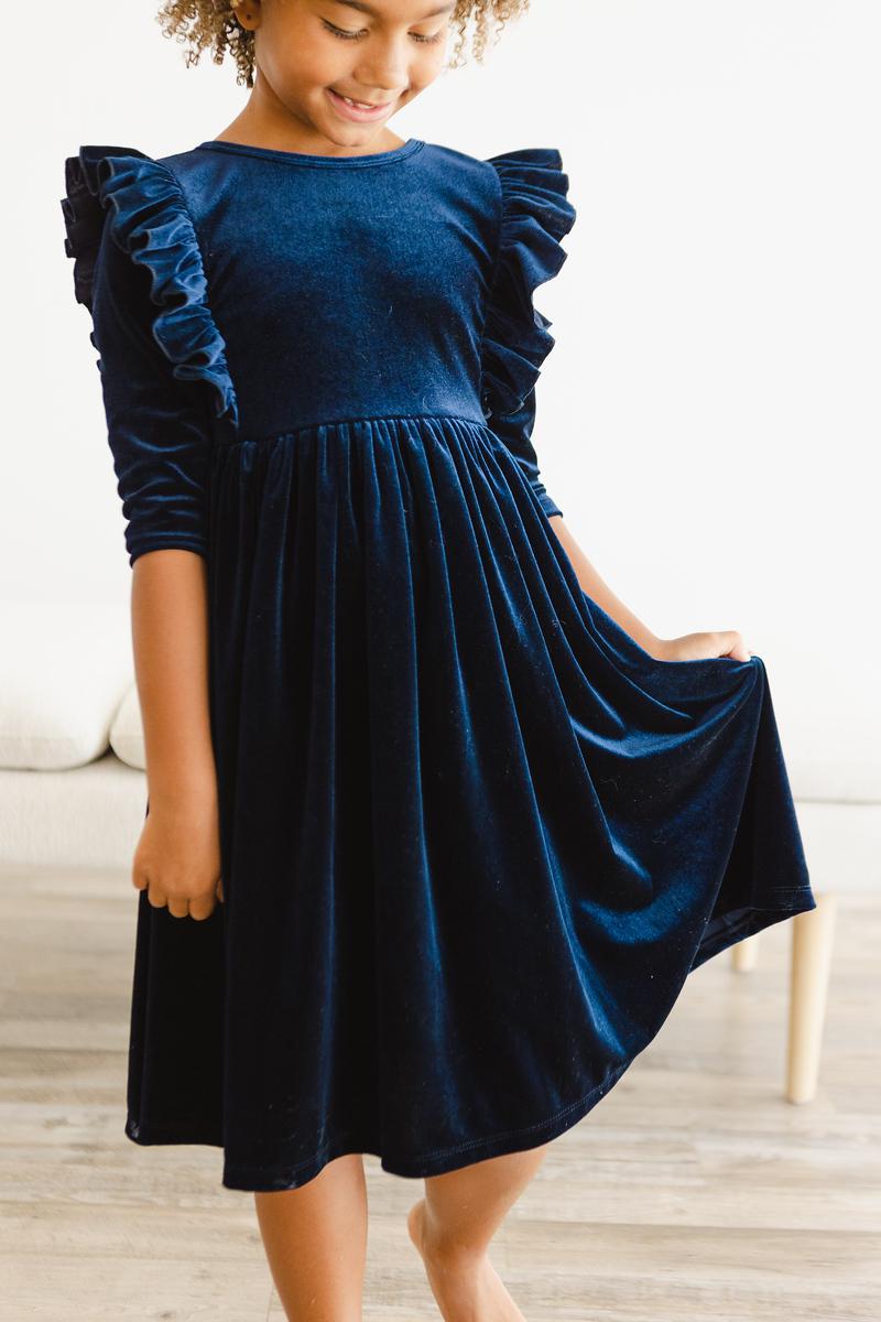 Kleid mit schwingendem Rock – Samt, Rüschen, Marineblau