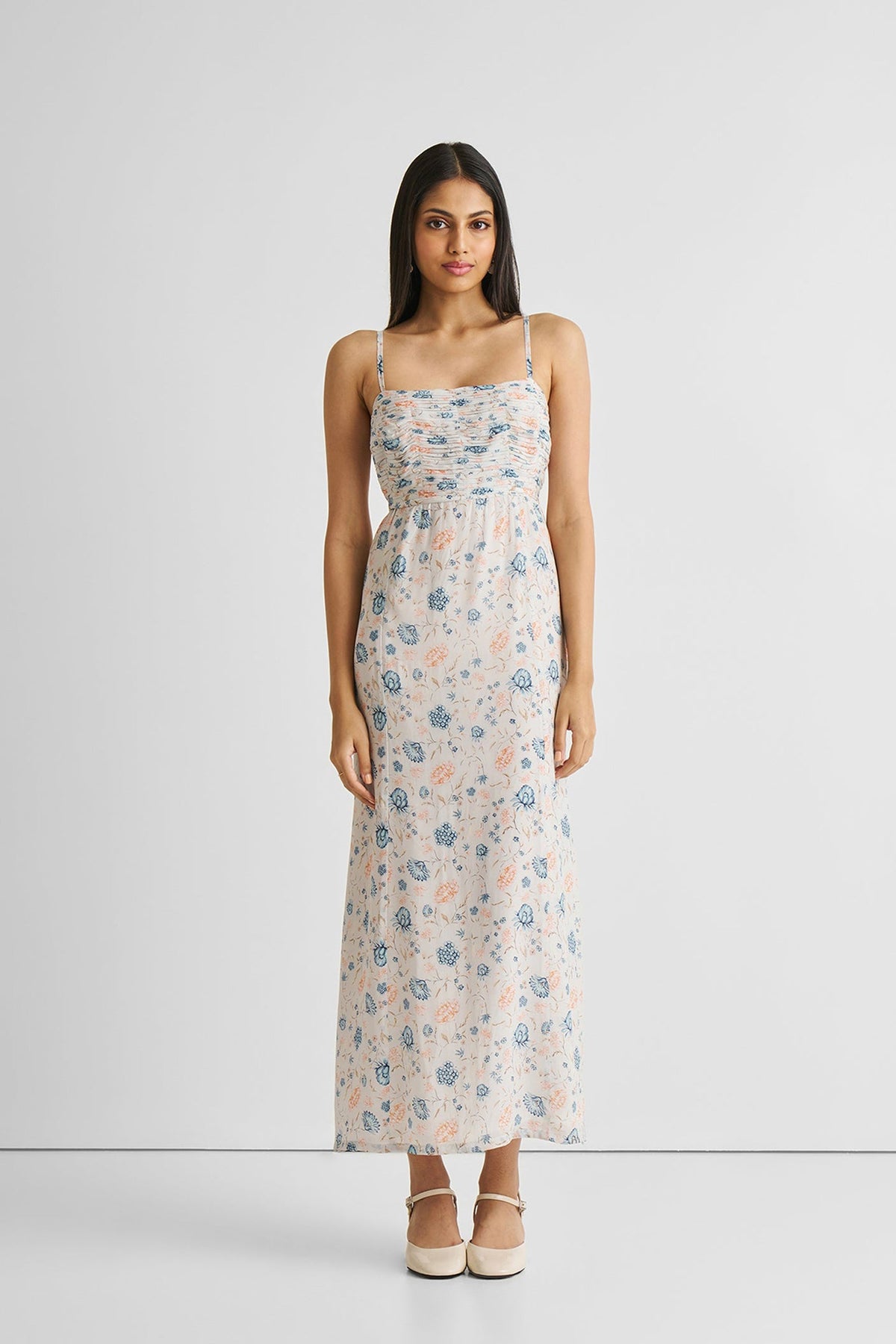 Midikleid mit gekreuztem Rücken und Lochstickerei