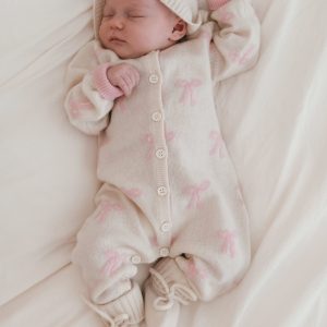 Luna + Luca Bow Luxxe Baby-Set aus Kaschmir-Jumpsuit, Haube und Booties