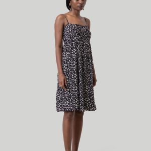 Gerafftes Minikleid mit Trägern und schwarzem Blumenmuster