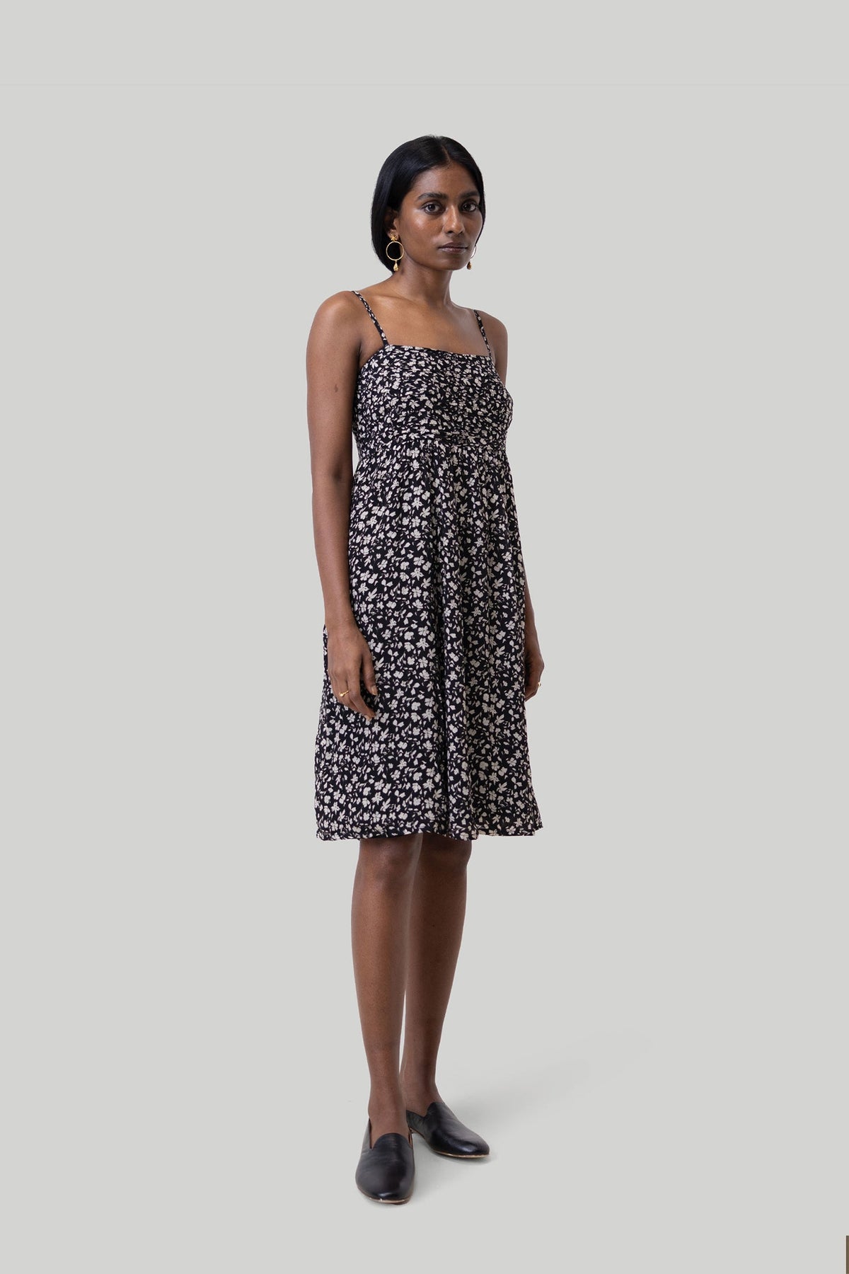 Gerafftes Minikleid mit Trägern und schwarzem Blumenmuster