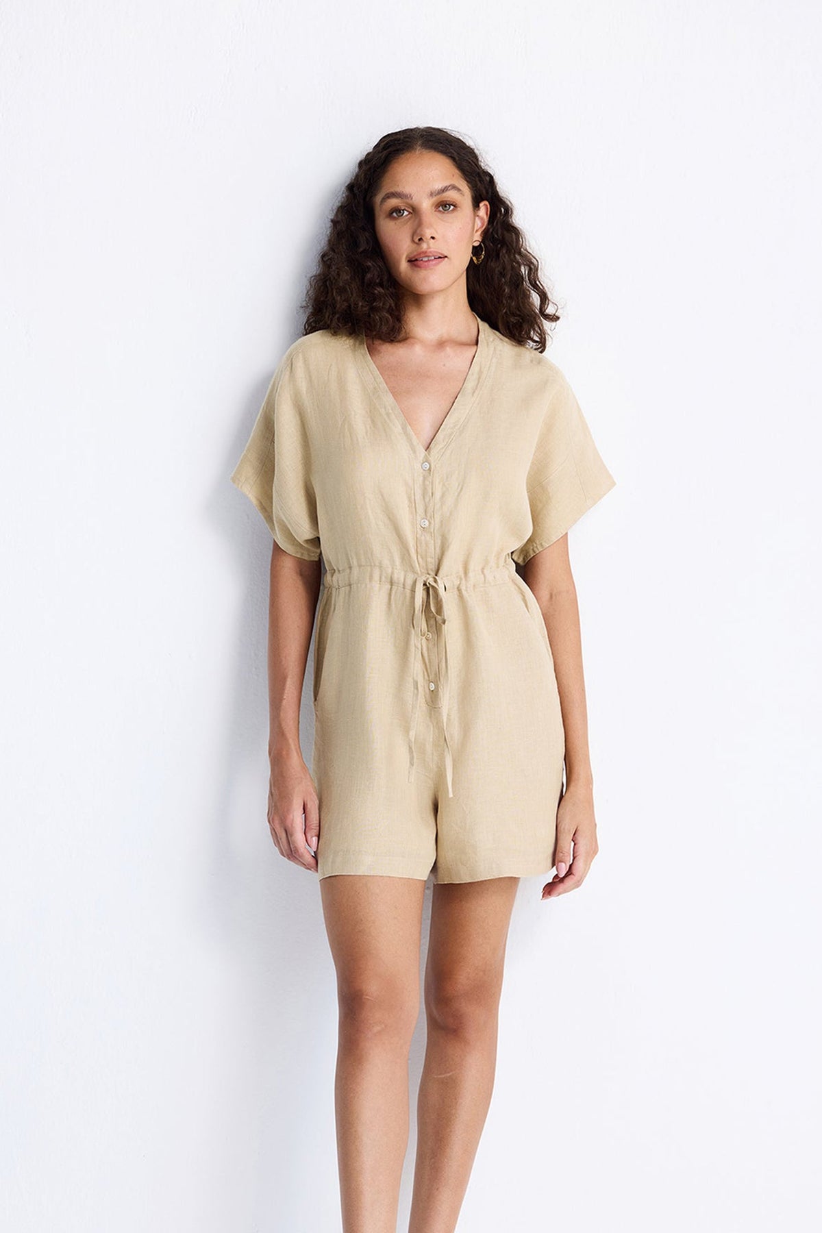 Kurzer Jumpsuit mit V-Ausschnitt und Tunnelzug – Beige