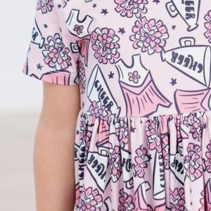 Cheer Kleid mit schwingendem Rock – Taschen, Kurzarm