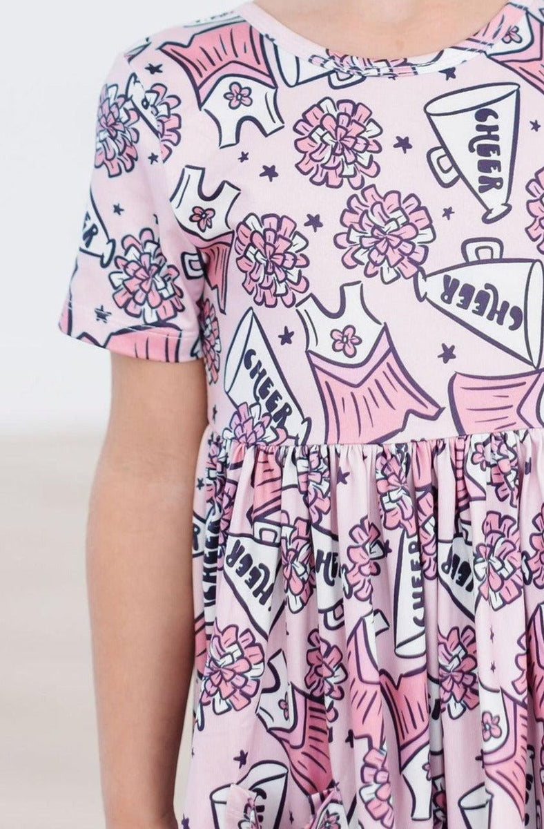 Cheer Kleid mit schwingendem Rock – Taschen, Kurzarm
