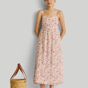 Gerafftes Midikleid mit Trägern und rosa Blumenmuster