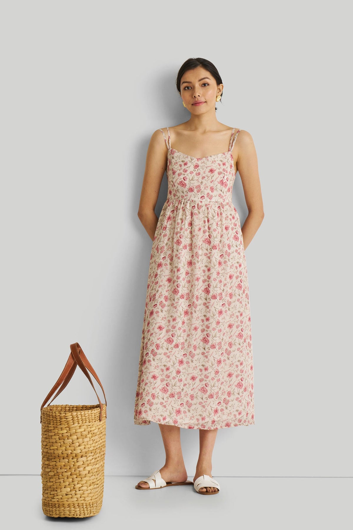 Gerafftes Midikleid mit Trägern und rosa Blumenmuster