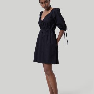Kurzes gerafftes Kleid mit ellbogenlangen Ärmeln – Schwarz