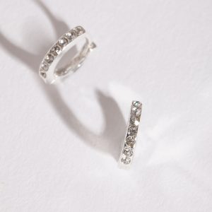 Silberfarbene Huggie-Ohrringe mit Strass