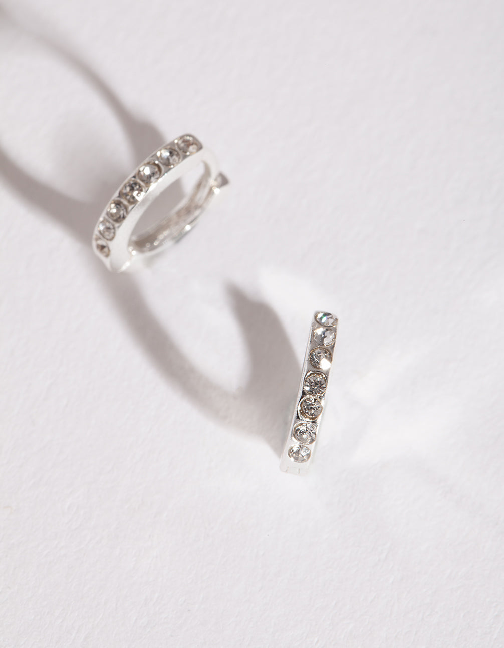 Silberfarbene Huggie-Ohrringe mit Strass