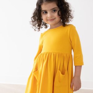 Kleid mit schwingendem Rock – Senfgelb, Taschen