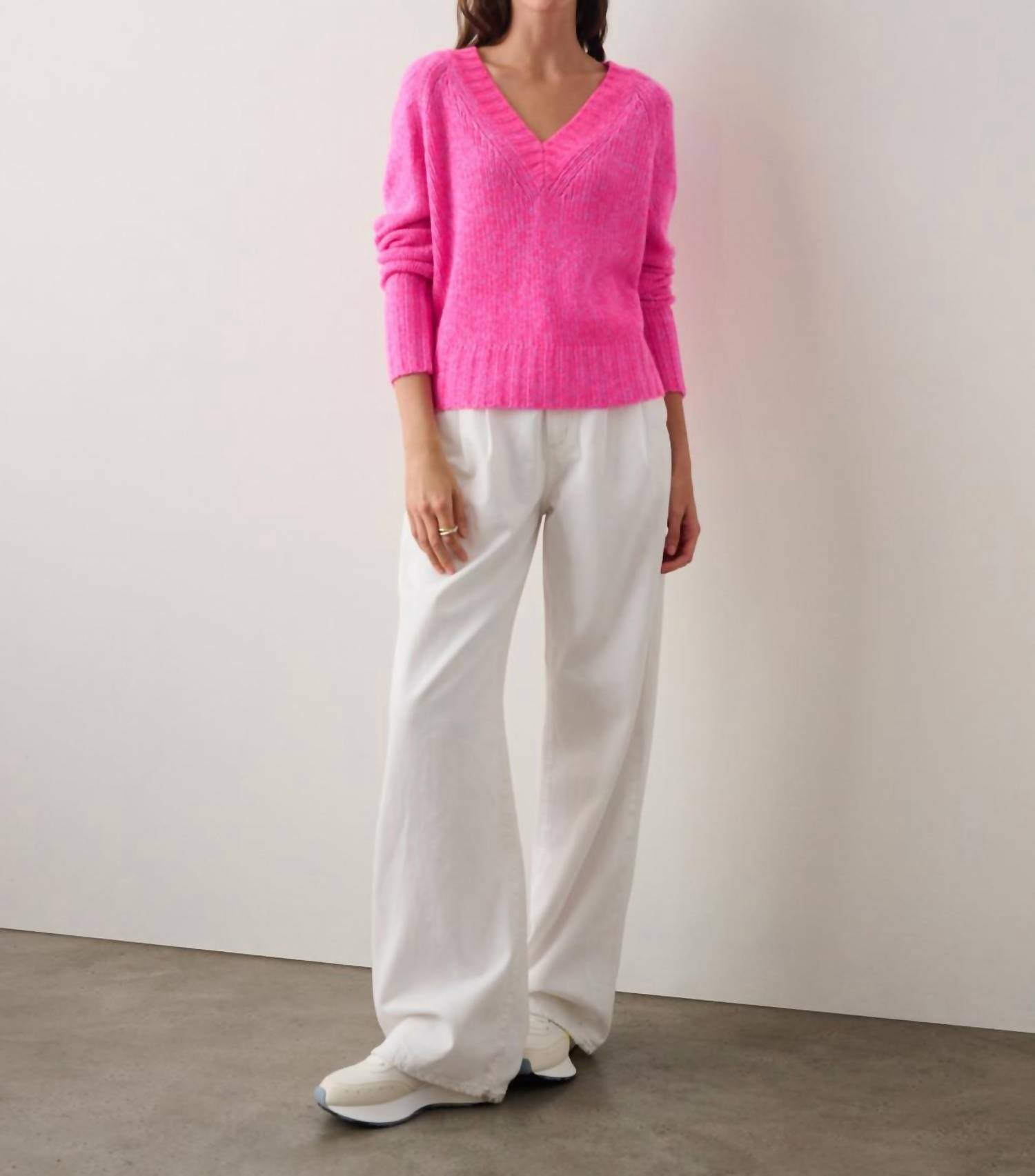 Air Plush Kaschmirpullover mit V-Ausschnitt – Rosa meliert
