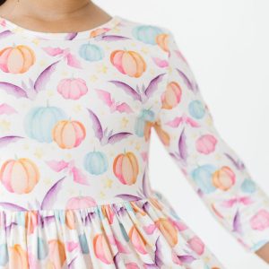 Spooky Kleid mit schwingendem Rock – 3/4-Ärmel, Herzausschnitt, Taschen