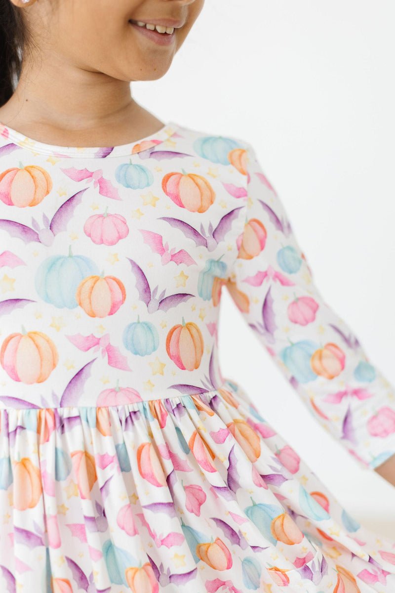 Spooky Kleid mit schwingendem Rock – 3/4-Ärmel, Herzausschnitt, Taschen