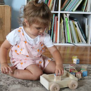 Amish-gefertigter Holz-Ziehwagen mit ABC-Bausteinen für Kleinkinder