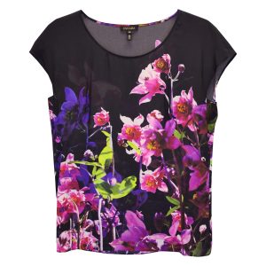Escada Oberteil aus schwarzer Seide mit Blumenmuster und Kappenärmeln – 7748633460796
